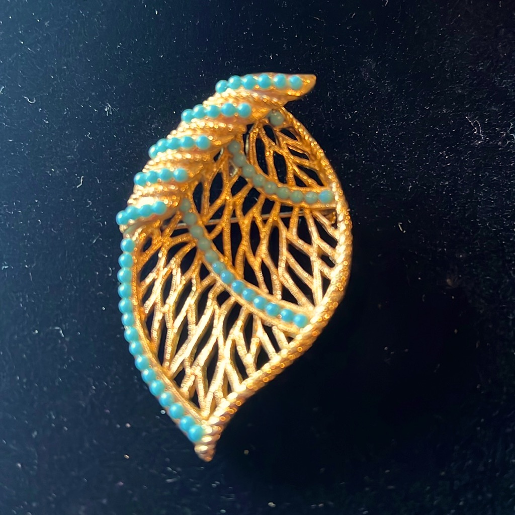 Vintage Bsk Gold Brooch 20$